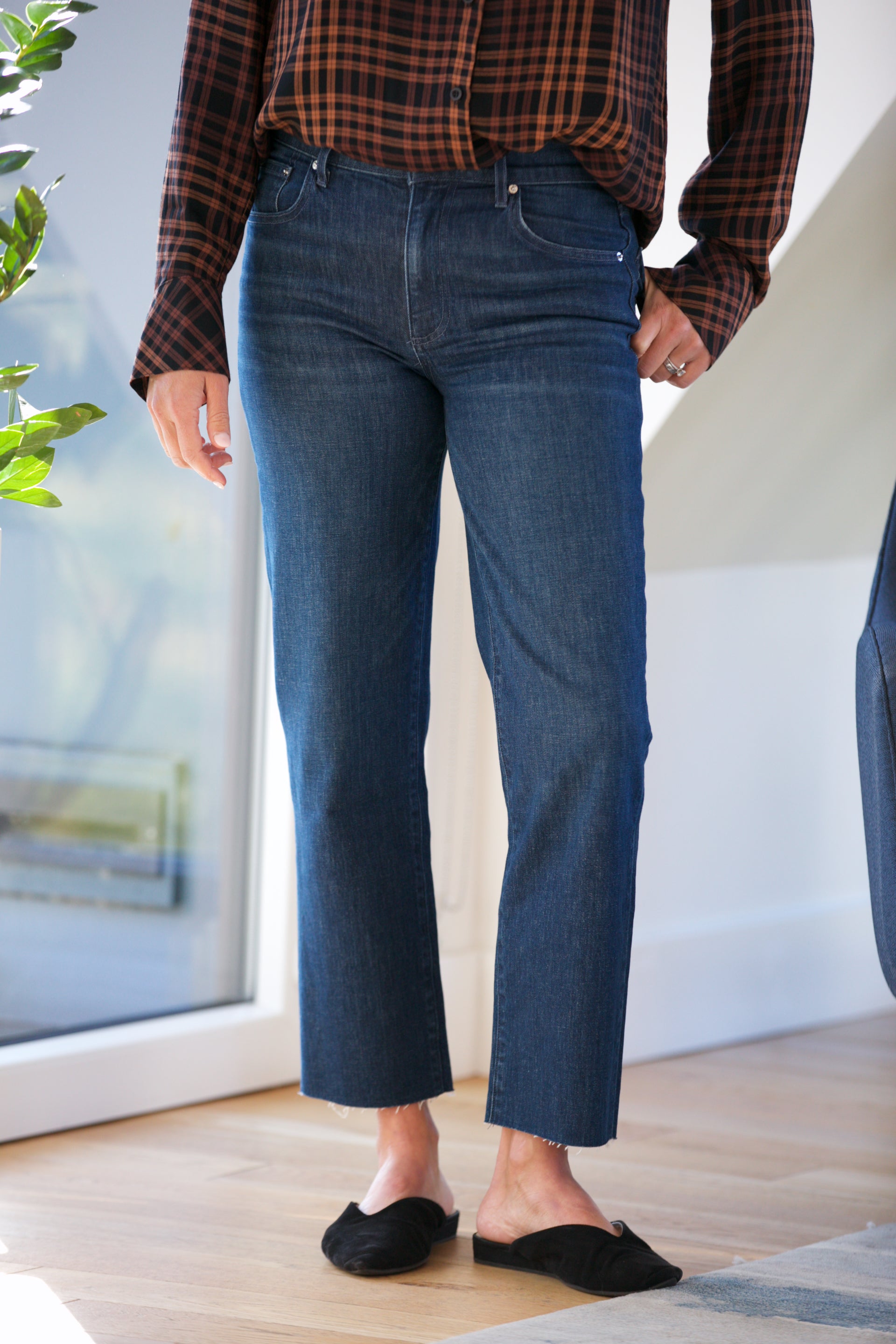 LE JEAN Sabine Straight Mid Rise in Dark Side