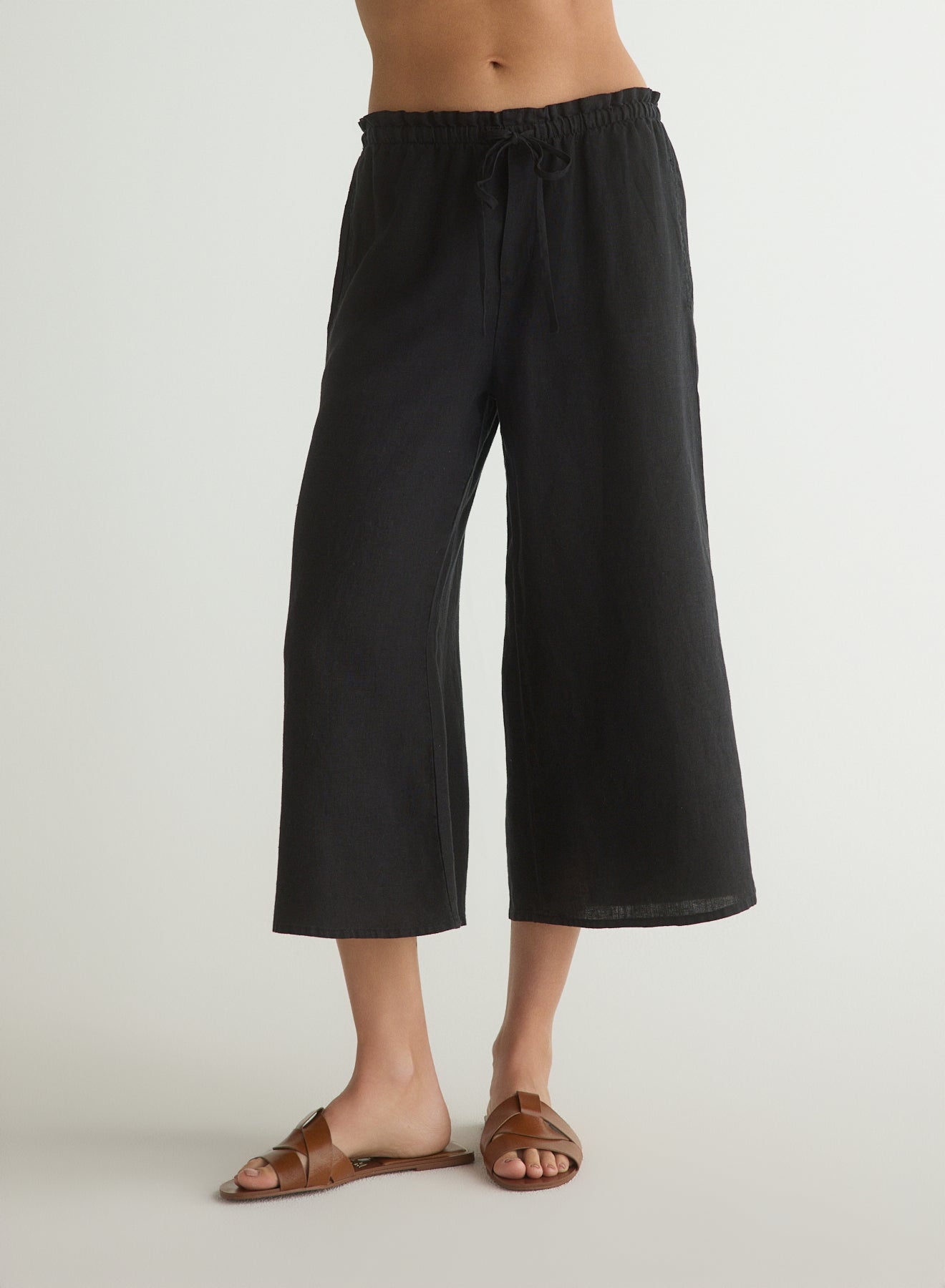 Bella Dahl Ruffle Waist Wide Leg Crop in Black
