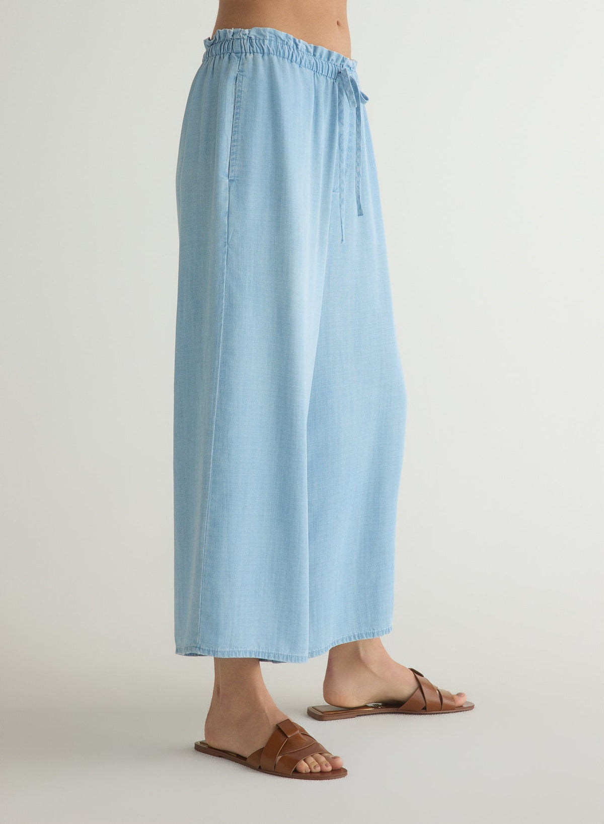 Bella Dahl Ruffle Waist Wide Leg Crop in Light Riviera Wash
