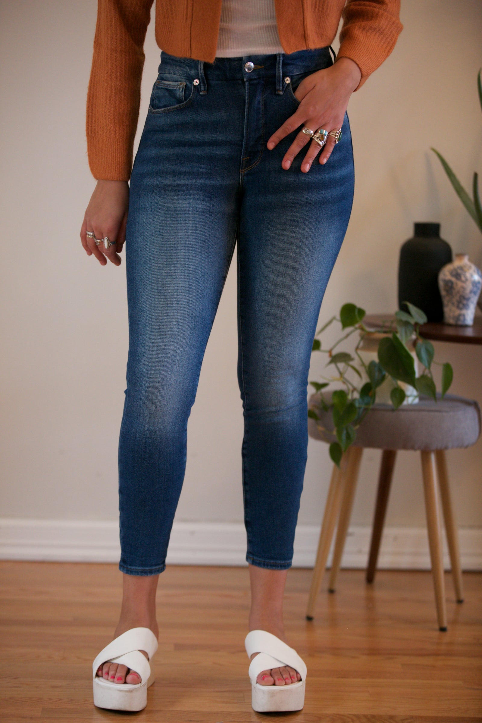 Good American Good Legs Crop Shadow Pockets in Indigo 008